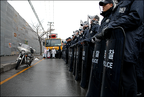 이를 보고도 경찰은 11시가 넘어서야 출동해 비난을 샀다. 